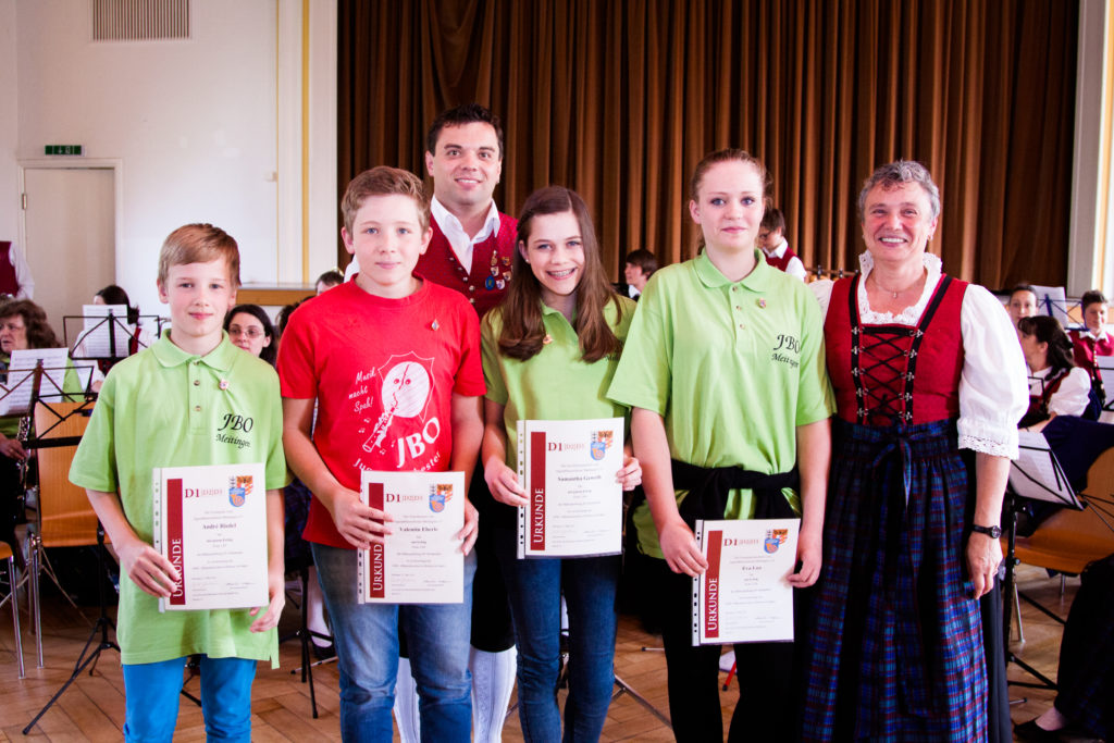 Im Bild von links zu sehen: André Riedel, Valentin Eberle, 1. Vorsitzender Florian Möckl, Samantha Geweth, Eva Lux, 1. Jugendleiterin Simone Möckl Nicht im Bild: Lena Hammerl, Anna Kruck, Hannah Stegmiller